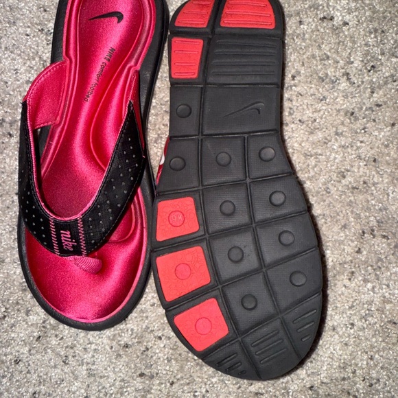 Nike Fuchsia and Black Flip Flops - Picture 3 of 3
